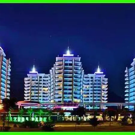 Azura Park -- шикарное место для вас -- вид на море, на бассейн, горный воздух и свой пляж - забронируйте сейчас Apartmán