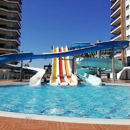 Azura Park -- шикарное место для вас -- вид на море, на бассейн, горный воздух и свой пляж - забронируйте сейчас Apartmán